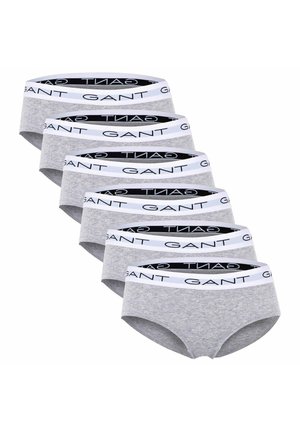 Sechs Paar graue Baumwollslips mit weißen elastischen Bündchen, auf denen „GANT“ in schwarzen Buchstaben aufgedruckt ist.
