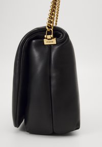 Borsa in pelle nera con design pieghettato, tracolla in catena dorata e piccolo logo in oro con la scritta "PINKO" sul davanti.