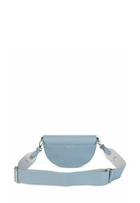 Světle modrá kožená kabelka přes rameno s zakřiveným tvarem, nastavitelným popruhem a minimalistickým logem. Hladká textura s jemným prošitím.