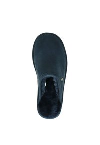 Navyblauwe suède pantoffel met een ronde neus, zachte binnenvoering en een kleine metallic accent nabij de opening. Getextureerde zool voor grip.