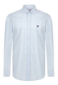 Camisa de botones de manga larga color azul claro, hecha de algodón, con un cuello estrecho, botones blancos y un pequeño logotipo de un pájaro azul marino en el pecho.