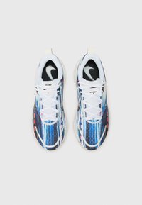 Scarpe da ginnastica blu e nere con tomaia in rete, accenti bianchi, motivi multicolori e suola ammortizzata. Presenta un logo prominente sulla linguetta.