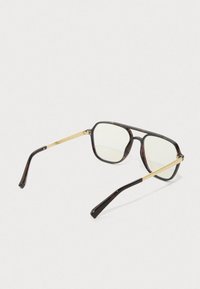Rame de ochelari dreptunghiulare din tortoiseshell cu brațe din metal aurit și lentile clare, pe un fundal alb simplu.