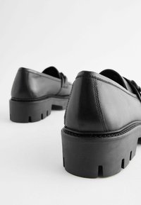 Next Loaferit/pistokkaat - metallic black