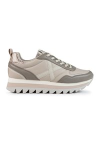 Sneaker beige e grigi con tomaia in pelle e mesh, suola spessa bianca e rosa, e un accento a motivo sul tallone. Presentano un design con lacci.