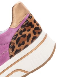 Talons de basket en daim rose, accent métallique bronze, tissu à motif léopard et semelle blanche avec garniture bronze.