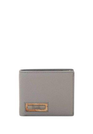 Portafoglio bifold in pelle grigia con una piccola targhetta metallica rettangolare nell'angolo in basso a sinistra su sfondo bianco.