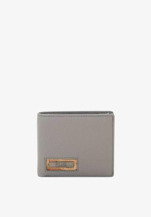 Portafoglio bifold in pelle grigia con una piccola targhetta metallica rettangolare nell'angolo in basso a sinistra su sfondo bianco.