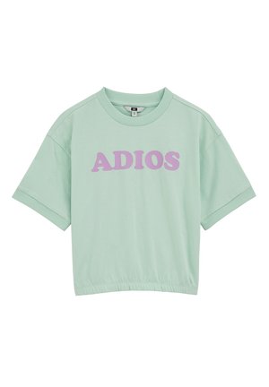 Žalios mėtos spalvos trumpomis rankovėmis trumpintas marškinėlis su gauzuotu apvaliu kaklu ir rankogaliais, su ryškiu levandų spalvos užrašu „ADIOS“ ant krūtinės.