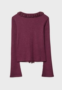 Dlhý rukáv, rebrovaný top v tmavo fialovej farbe s volánikovým výstrihom, s krátkym lemom a rozšírenými rukávmi. Mäkka textúra látky.