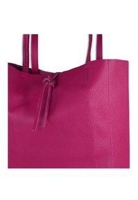 Sac fourre-tout en cuir fuchsia avec une finition texturée. Dispose d'une fermeture resserrée en haut et de deux poignées solides pour le transport.