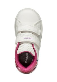 Białe skórzane sneakersy z różowymi akcentami z siateczki, z rzepami i teksturowaną podeszwą. Posiadają logo "GEOX" na rzepie i wkładce.