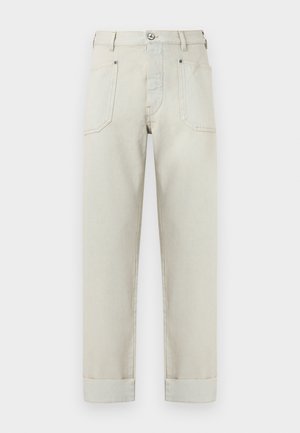 Világos bézs egyenes szárú nadrág, elülső foltzsebekkel, gombos rögzítéssel, övbújtatókkal és felhajtott szegélyekkel, sima háttéren.