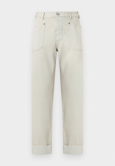 Φωτεινό μπεζ παντελόνι ίσιας γραμμής με μπροστινές τσέπες, κλείσιμο με κουμπιά, θηλιές για ζώνη και γυρισμένα μπατζάκια σε απλό φόντο.