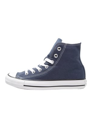 Sneaker alte in tela navy con suola in gomma bianca, dotate di lacci bianchi, occhielli e una striscia nera lungo la suola.