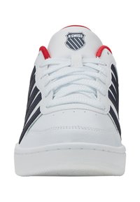 Weißes Leder-Sneaker mit marineblauen Streifen und roten Akzenten. Runder Schnürsenkel und ein K-Swiss-Logo auf der Zunge. Flache Gummisohle.