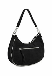 Sac à épaule en suédine noire avec des finitions en métal argenté, comporte une poche zippée et des clous décoratifs le long du bord. Le design est en forme de croissant.