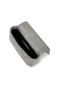 Borsa in pelle grigia con un motivo trapuntato, aperta nella parte superiore. L'interno è in tessuto nero, con un'etichetta visibile all'interno.