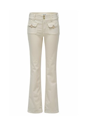 Pantalones de pierna recta color crema con bolsillos frontales con solapa que presentan detalles de anillos en tono dorado y cierre de doble botón en la cintura.