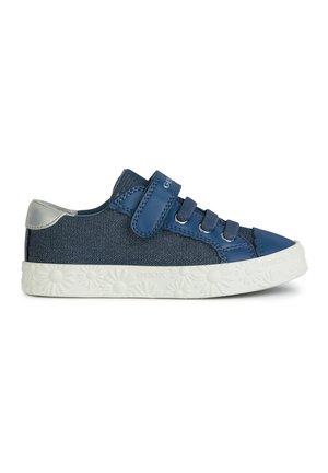 Sneaker in denim blu con accenti argentati, presenta lacci elastici, cinturino in Velcro e una suola in gomma bianca testurizzata con motivo floreale.