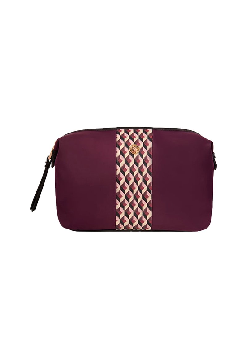 Hlboká fialová taška s geometrickým vzorom v ružovej a krémovej farbe. Obsahuje zips a malú rukoväť na jednej strane.