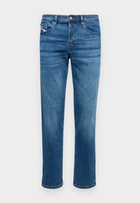 Jean en denim bleu avec une coupe droite, cinq poches et une fermeture à bouton. Présente une piqûre de contraste subtile et une texture lisse.