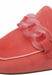 Korale zamszowe buty z różowym przezroczystym łańcuszkiem i cienkim różowym wykończeniem wzdłuż krawędzi. Gładka faktura z zaokrąglonym czubkiem.