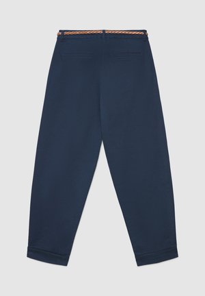 Pantaloni blu navy, in misto cotone, con una cintura intrecciata color sabbia, due tasche posteriori e polsini affusolati sull'orlo.