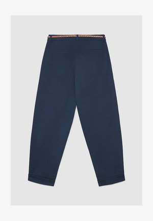 Pantaloni blu navy, in misto cotone, con una cintura intrecciata color sabbia, due tasche posteriori e polsini affusolati sull'orlo.