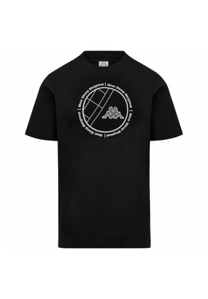T-shirt noir à manches courtes avec un graphisme circulaire blanc et le texte "One Step Beyond" entourant un logo stylisé et des lignes géométriques.