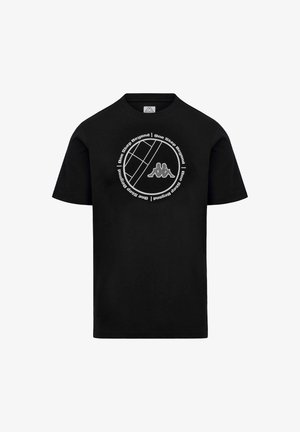 Maglietta nera a maniche corte con una grafica circolare bianca e testo che recita "One Step Beyond" che circonda un logo stilizzato e linee geometriche.