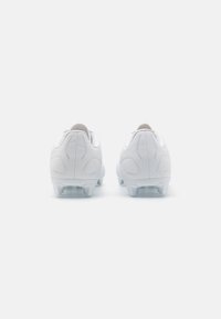 adidas Performance PREDATOR CLUB FXG UNISEX - Botines de fútbol para terreno firme - footwear white/gold metallic