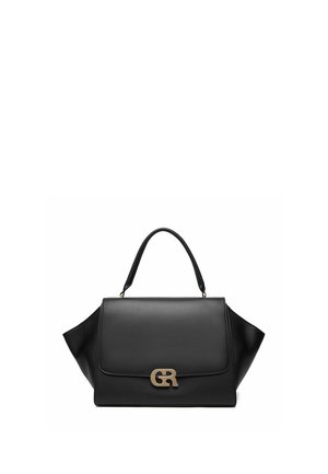 Czarna skórzana torebka z górnym uchwytem, zapięciem na klapę oraz złotym logo "GR" na przodzie, posiadająca skrzydlate boki.