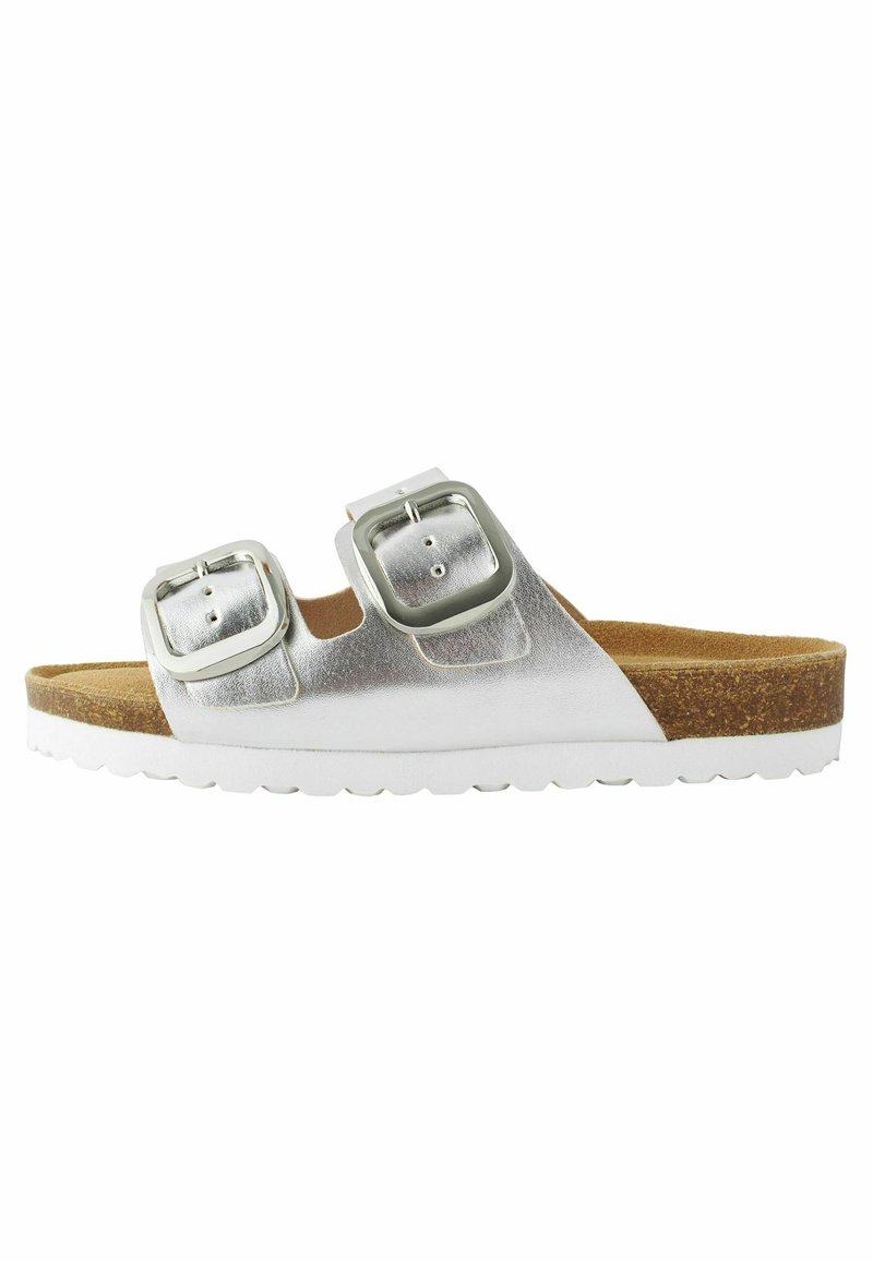 Silverfärgade metalliska sandaler med två justerbara spännen. Korkfotbädd och vit gummisula med strukturerat mönster för grepp. Lätt och ventilerande design.