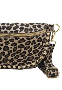 Sac en peau de daim à motif léopard avec une fermeture éclair dorée, des clous dorés le long du bord et une bandoulière amovible avec une boucle.