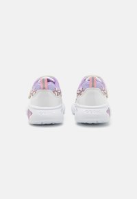 Hvite sneakers med lilla detaljer og rosa stropper. Har et strukturert materiale med et geometrisk design og en fremtredende merkevarelogo på hælen.