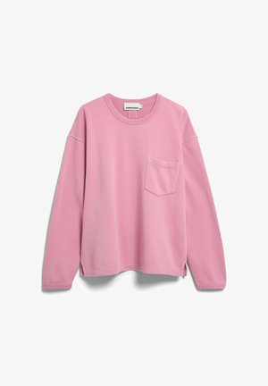 Lichtroze shirt met lange mouwen, ronde hals en een enkele borstzak, plat gelegd op een witte achtergrond.