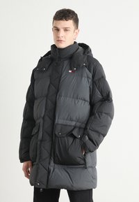 Tommy Jeans TWO TONE - Manteau en duvet - black