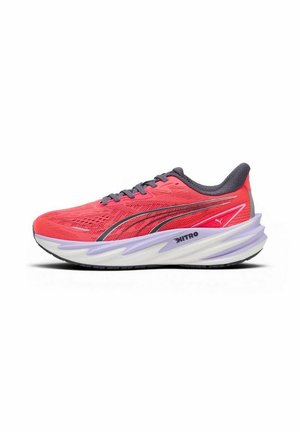 Chaussure de course corail vif avec semelle épaisse blanche et lavande, lacets noirs et logo Puma noir et rose sur le côté.