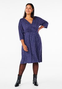 Zizzi WICKEL MIT FLORALEM MUSTER UND 3/4-ÄRMELN - Džersejové šaty - evening blue ditsy