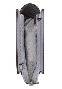 Harmaa vetoketjullinen pussi, jossa on sileä pinta, hopeavetoketju ja kuviollinen kangaspäällyste. Aukeaa leveästi helppoa pääsyä varten.
