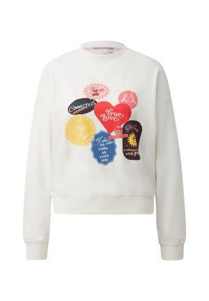 Witte trui met kleurrijke patches, waaronder een rood hart met de tekst "True Love", een gele cirkel met de tekst "Free Hugs" en andere liefdevolle teksten en symbolen.