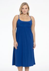 Blå maxi-kjole med tynde stropper, tætsiddende barm og flydende nederdel. Fremstillet af blødt, strækbart stof med en glat tekstur.