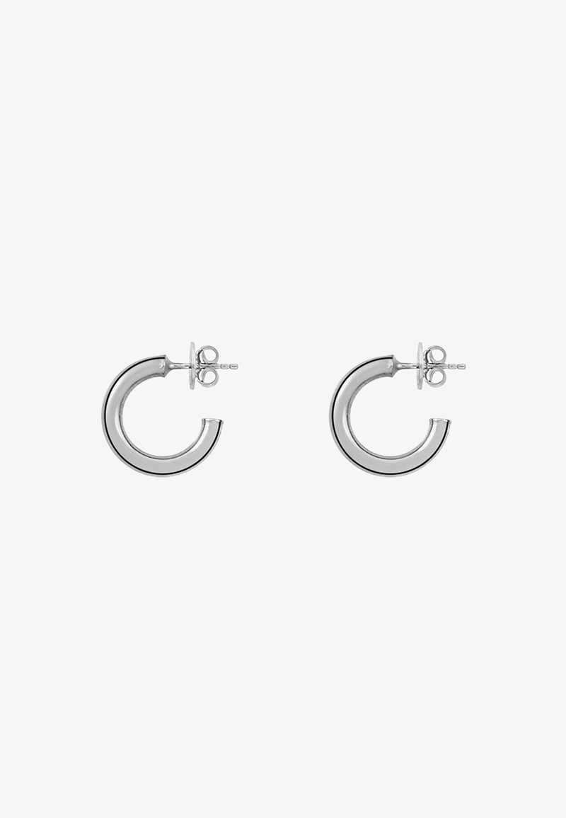 Pendientes de aro de plata con un acabado pulido, forma circular y un pequeño cierre a presión. Textura suave con detalles de diseño mínimos.