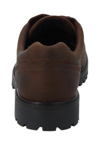 Scarpa marrone in pelle con retro arrotondato, con collo imbottito, dettagli cuciti e suola in gomma nera strutturata.