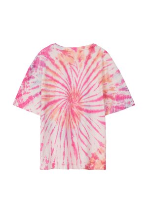 Koszulka z krótkim rękawem i okrągłym dekoltem, z wzorem nawiązującym do wiru tie-dye w odcieniach różu i pomarańczy na białym tle. Wykonana z lekkiej bawełny.