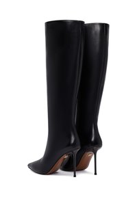 Bottes noires montantes en cuir lisse avec un bout pointu, un talon aiguille et un design épuré avec une fermeture éclair sur le côté.