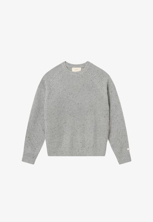 Szürke kötött pulóver bordás textúrával, raglán ujjal és kerek nyakkal. Finom foltokkal és egy kis címkével rendelkezik az ujjon.