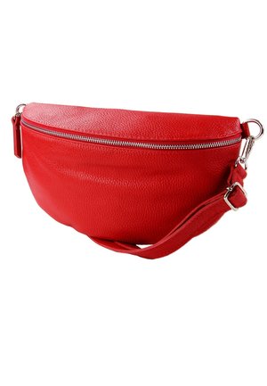 Rode leren heuptas met zilveren ritssluiting en verstelbare band met metalen gespen op witte achtergrond.