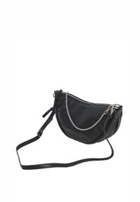 Czarna skórzana torebka na ramię o zaokrąglonym kształcie, z akcentem w postaci srebrnego łańcucha, regulowanym paskiem oraz zamknięciem na suwak. Gładka tekstura, minimalistyczny design.
